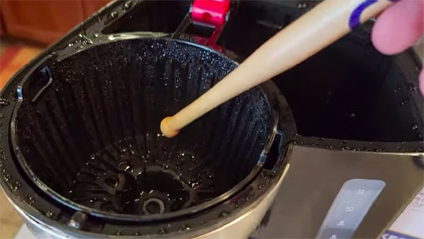 How to clean coffee maker with apple cider vinegar